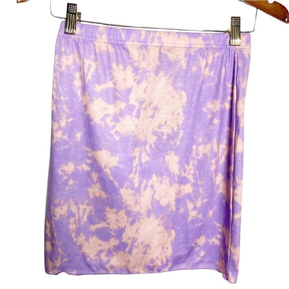 PrettyLittleThing Lilac Abstract Lettuce Hem Mini Skirt - Picture 4 of 5